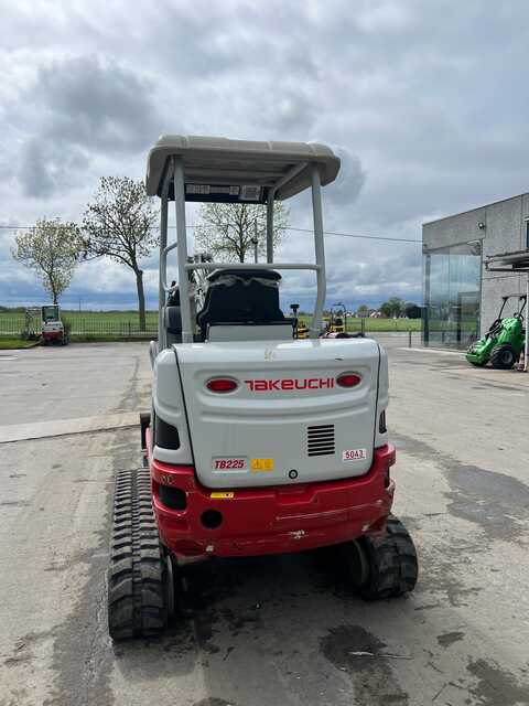 Huur een Takeuchi TB225 - Graafmachine - Image #5