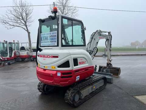 Huur een Takeuchi TB235-2 - Graafmachine - Image #4