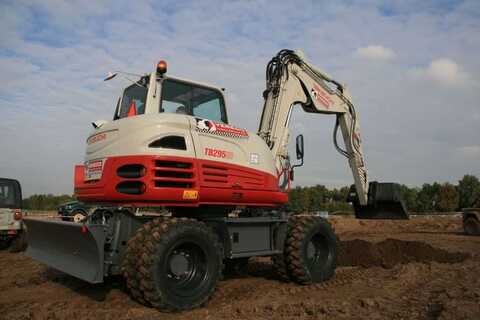 Koop een Takeuchi TB395W - Graafmachine op banden - Image #2