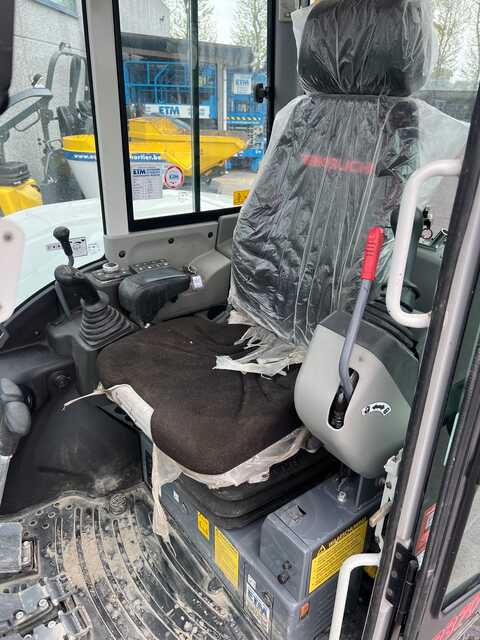 Huur een Takeuchi TB370 - Graafmachine - Image #6