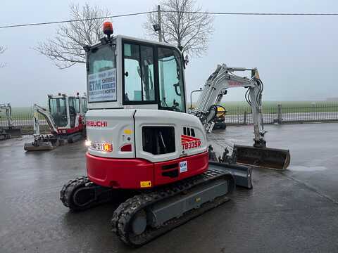 Huur een Takeuchi TB335R - Graafmachine - Image #3