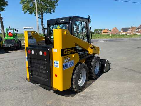 Koop een tweedehands R135 Graafmachine / lader / verreiker - Image #4