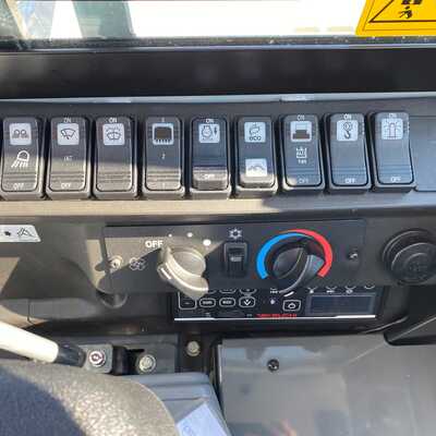 Huur een Takeuchi TB280FR - Graafmachine - Image #8