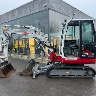 Huur een Takeuchi TB235-2 - Graafmachine - Image #1