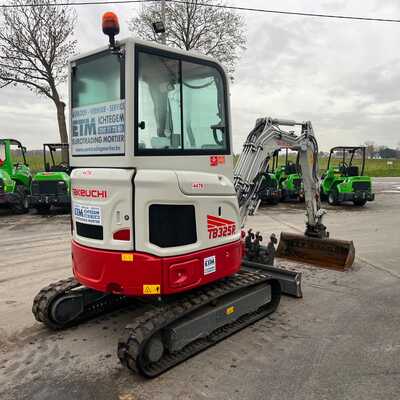 Huur een Takeuchi TB325R - Graafmachine - Image #4